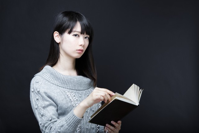 古本を吟味する.jpg